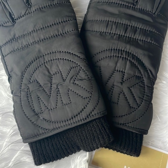 Brand New Michael Kors Black Touchscreen Stitch Logo Detail Gloves - Picture 3 of 11